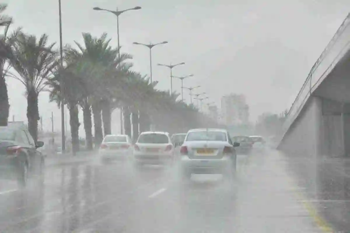 عواصف ترابية وأمطار رعدية