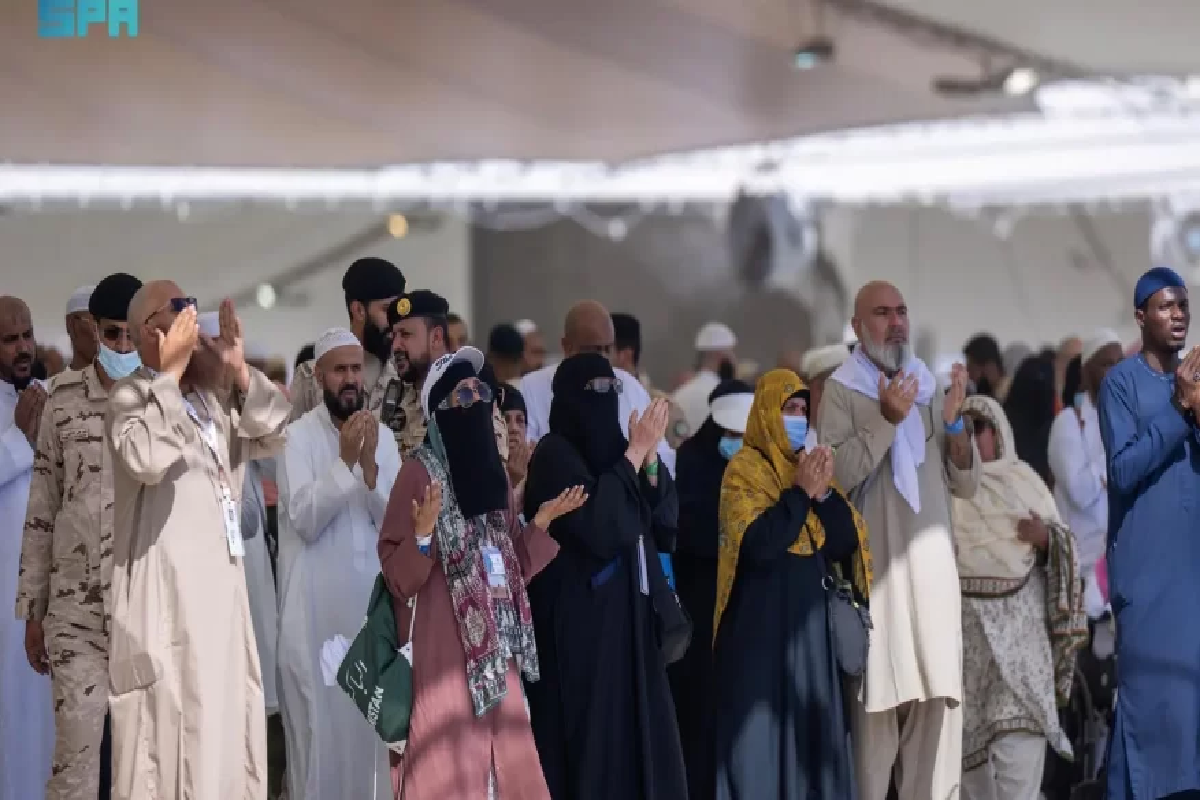 حجاج بيت الله الحرام يرمون الجمرات الثلاث ويؤدون طواف الوداع.