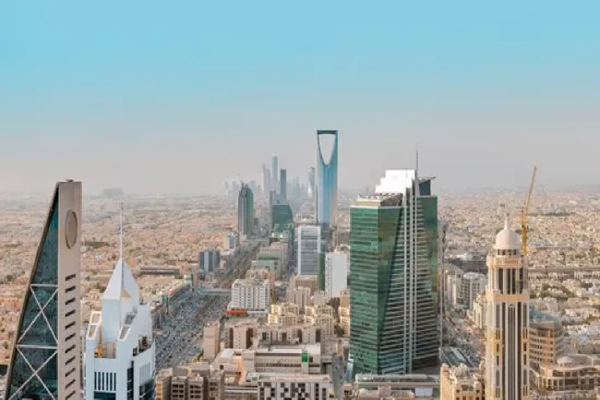 طقس شديد الحرارة ورياح مثيرة للغبار تضرب عدة مناطق في المملكة اليوم.