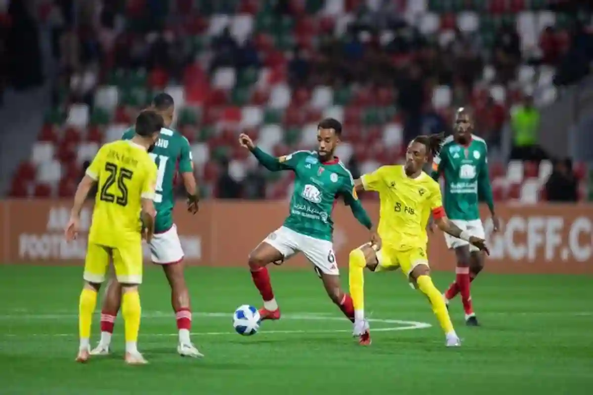 لاعب دهوك يتسبب في سقوط مدرب الاتفاق أرضًا في كأس الخليج.. بالفيديو