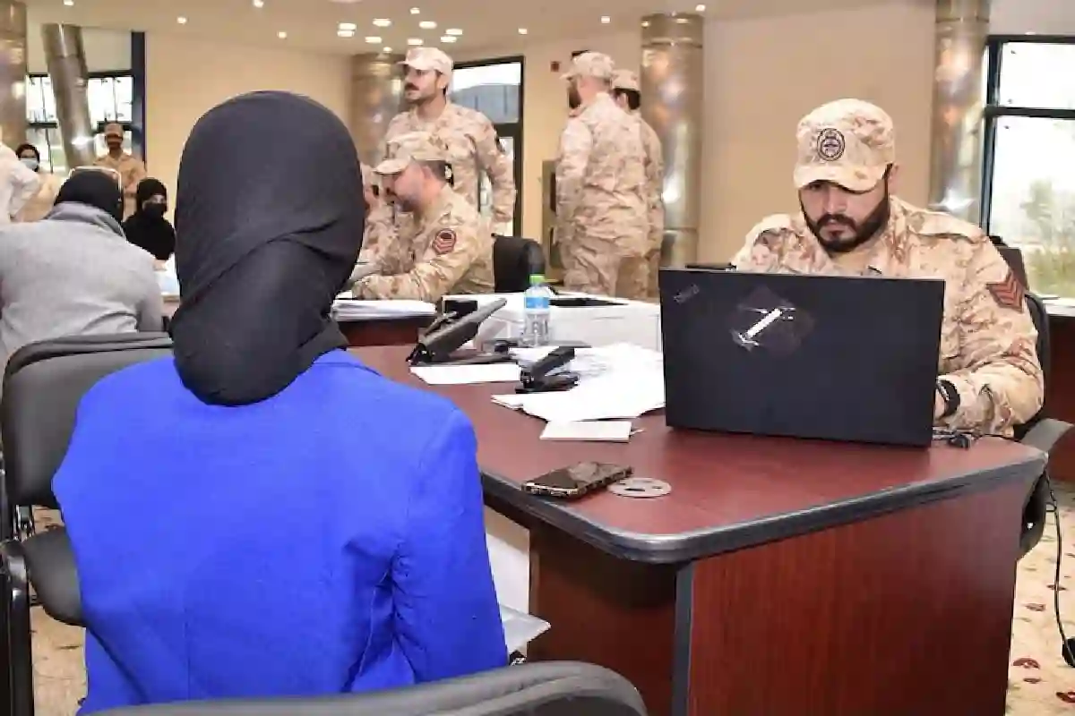الكويت تمهد لانضمام النساء إلى الجيش.