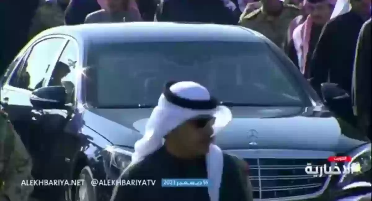 لحظة مغادرة الأمير مشعل الأحمد الصباح مقبرة الصليبيخات بعد دفن أخيه نواف الصباح
