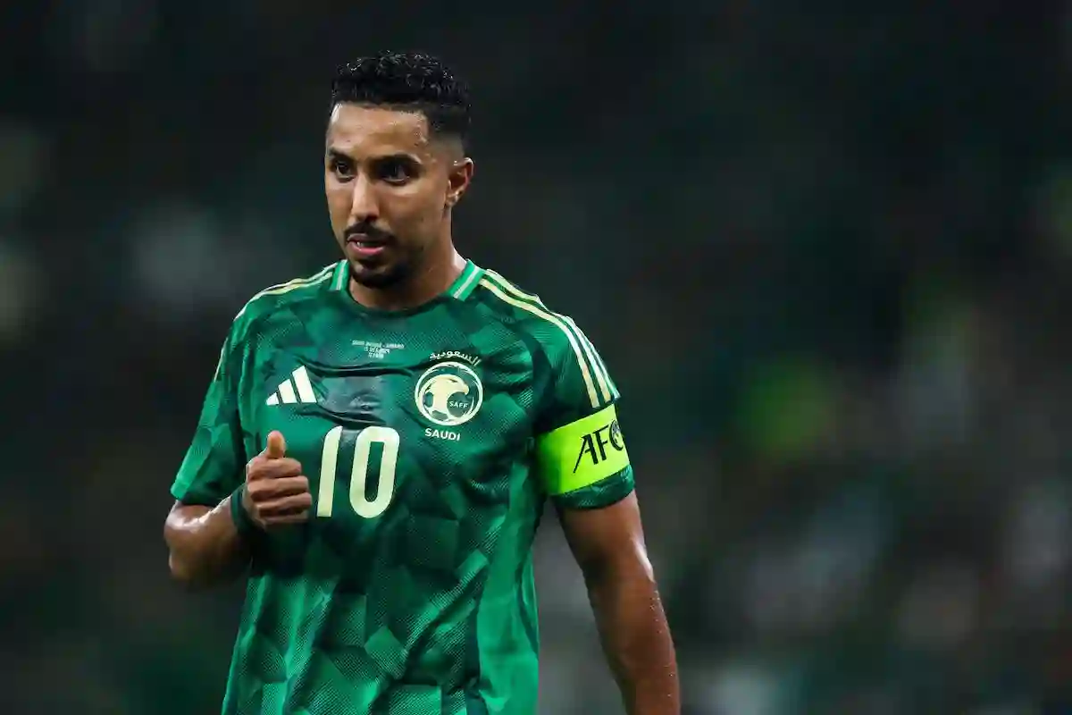 مدرج منتخب السعودية في جدال بسبب سالم الدوسري
