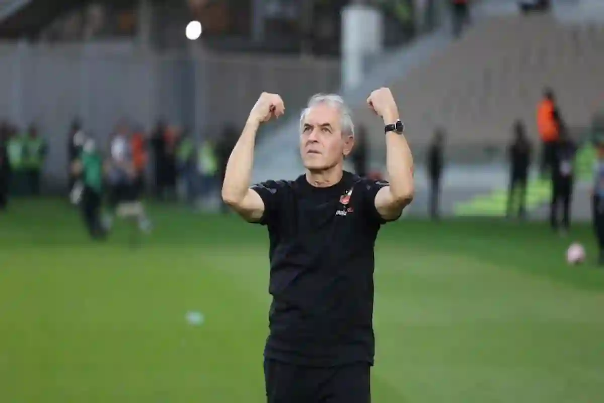  مدير الهلال يكشف حقيقة وجود مفاوضات مع مدرب الأهلي المصري السابق