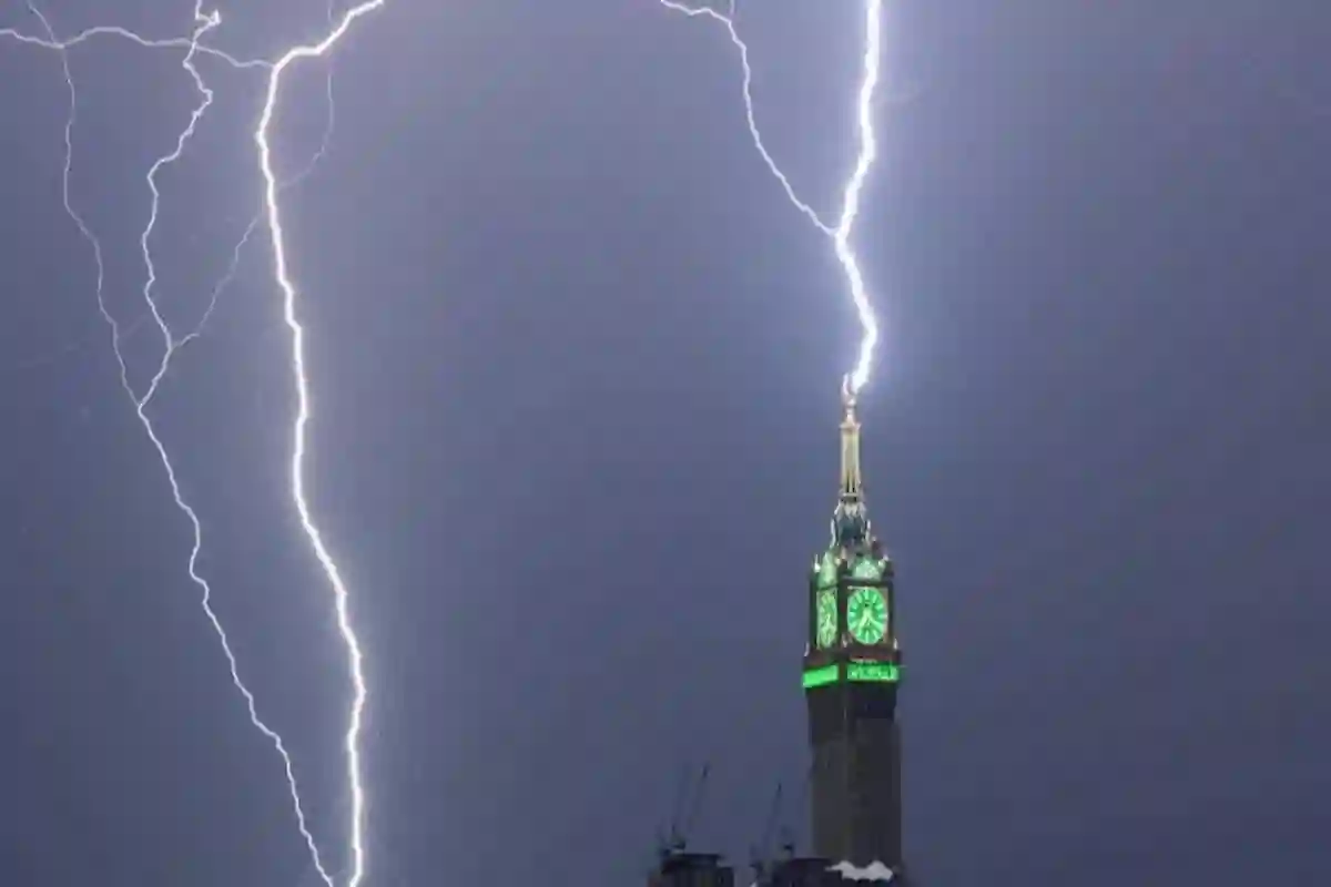 صواعق رعدية تضرب مناطق متفرقة في السعودية