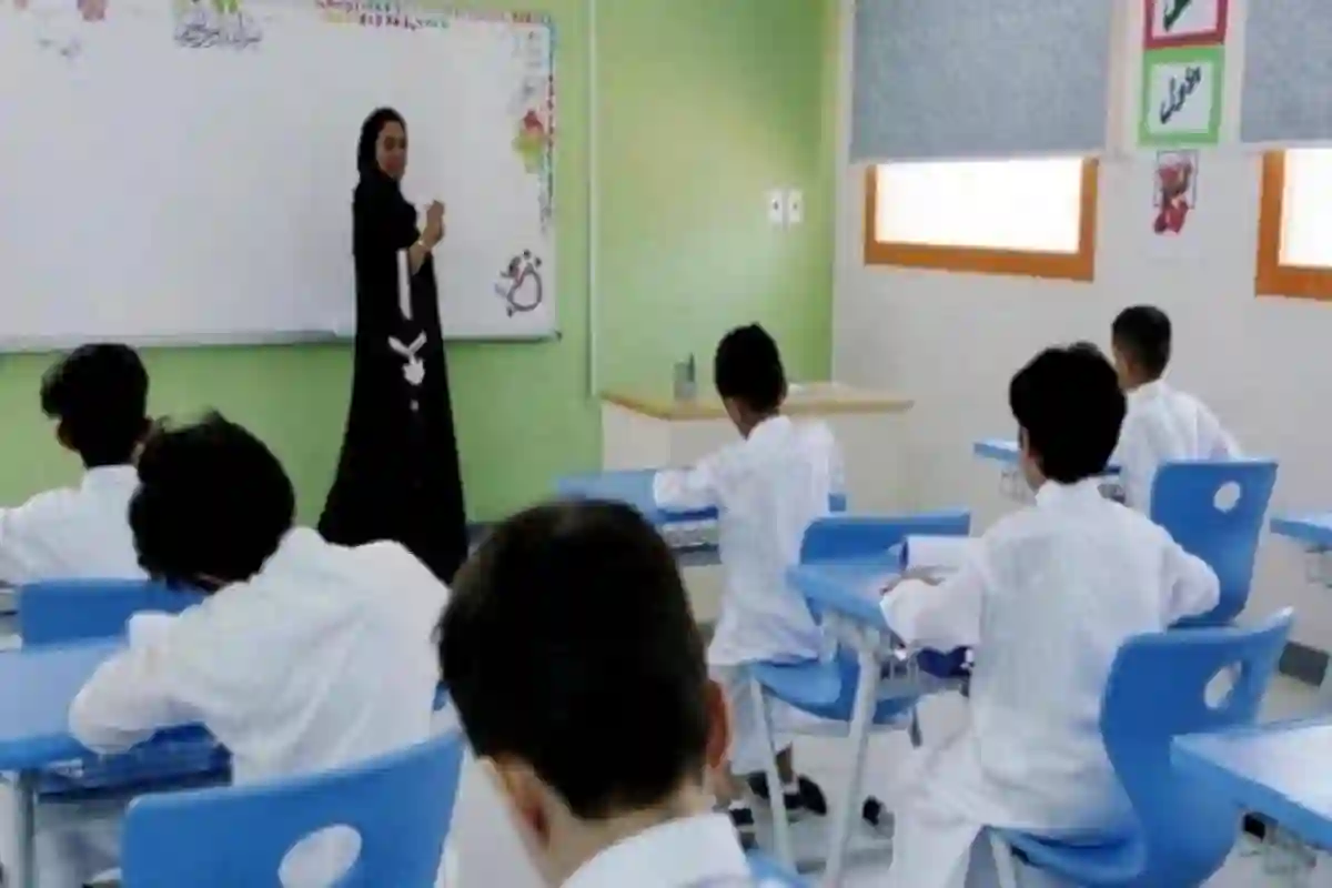 مدرسة سعودية تفاجئ عامل لديها لمجهوداته طوال العام